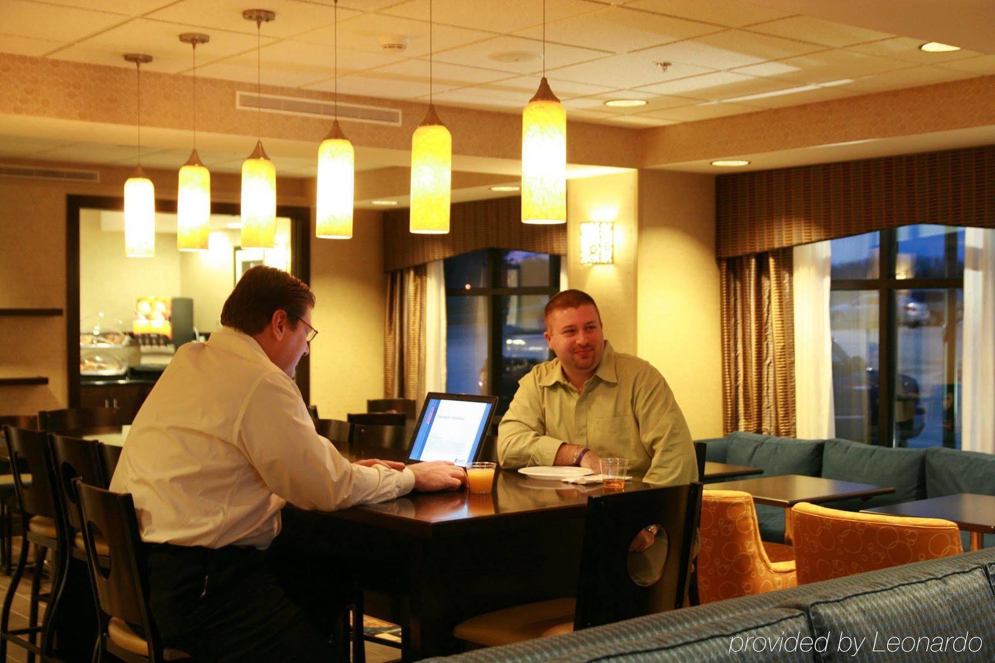Hampton Inn Топика Ресторант снимка