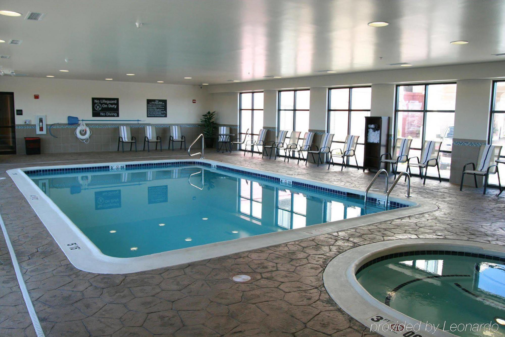 Hampton Inn Топика Екстериор снимка
